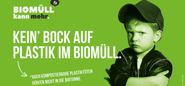 Grünes Plakat mit einem kleinen Jungen der sagt "Kein Bock auf Plastik im Biomüll"