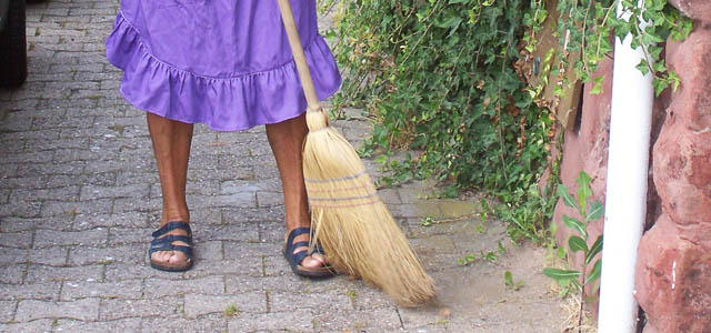 Frau mit Kehrbesen