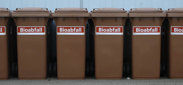 Biotonnen stehen vor einer Wand