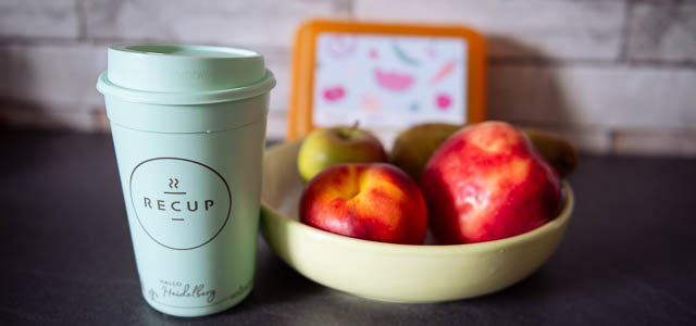 Obst und ein Mehrwegbecher