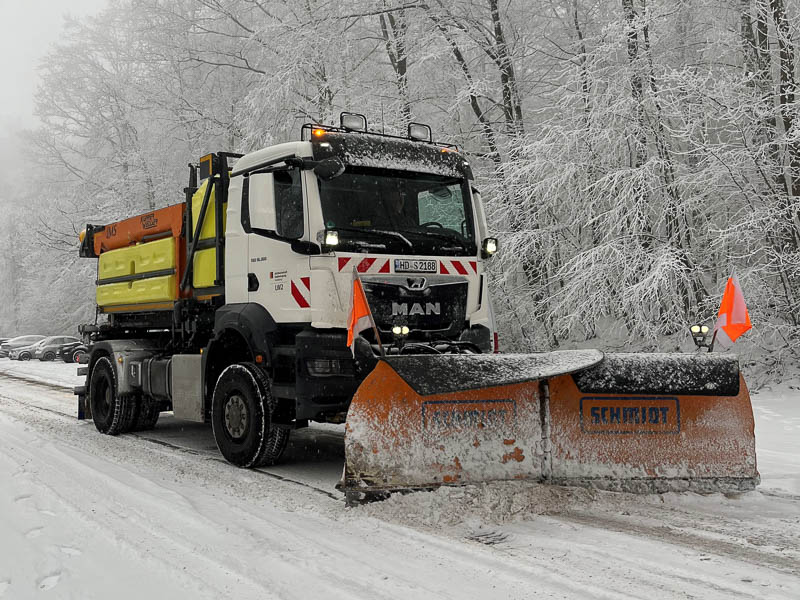 Ein Winterdienstfahrzeug im Schnee.