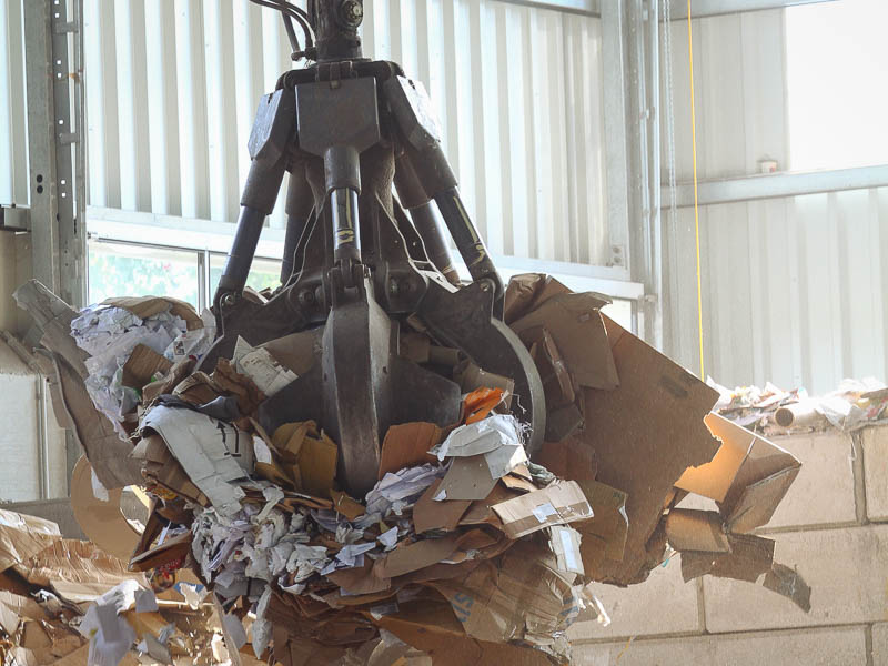 Ein Winterdienstfahrzeug im Schnee.