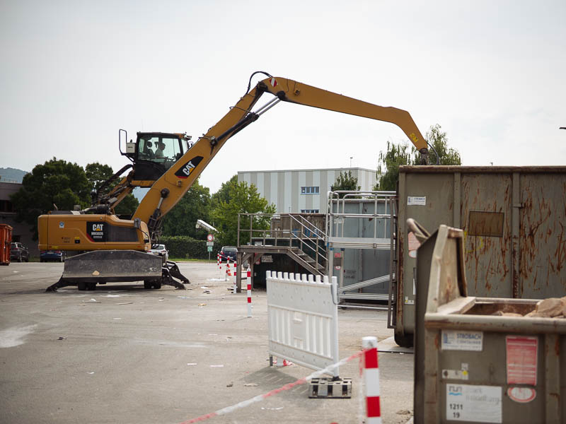 Ein Winterdienstfahrzeug im Schnee.
