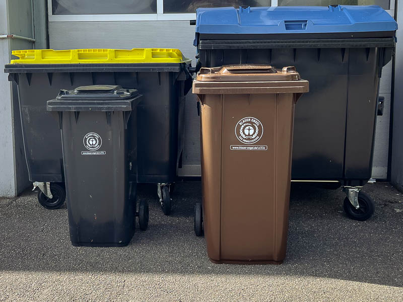 Zusammenstellung der Abfallbehälter