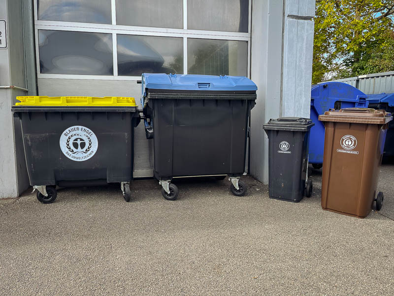 Zusammenstellung der Abfallbehälter