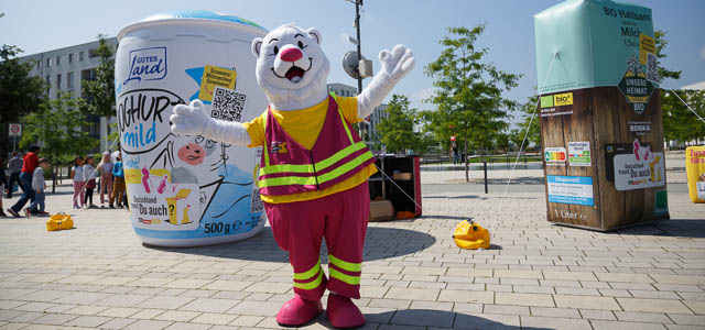 Ein großer Bär steht auf einem Platz in der Stadt