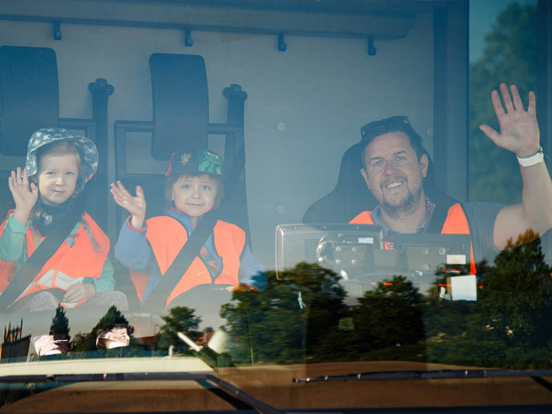 Zwei Müllwerker vor einem Abfallfahrzeug.