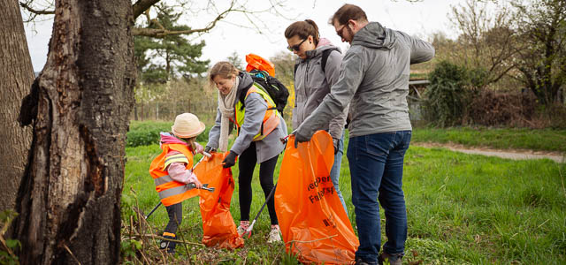 Eine Personengruppe sammelt Abfall beim Frühjahrsputz.