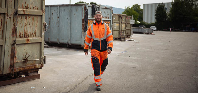 Mitarbeiter auf dem Recyclinghof