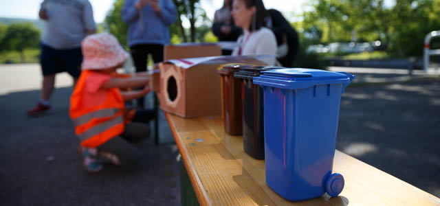 Kleine Abfalltonnen stehen auf einem Tisch