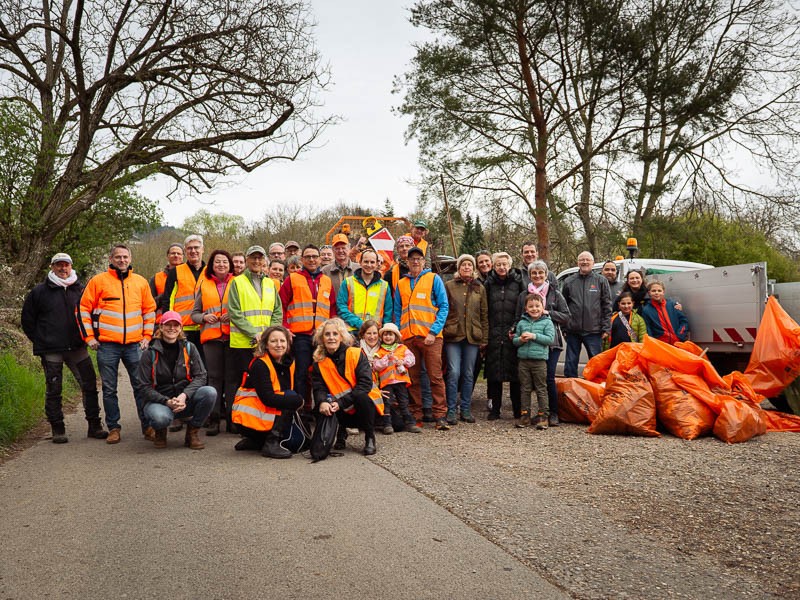 Ein Winterdienstfahrzeug im Schnee.