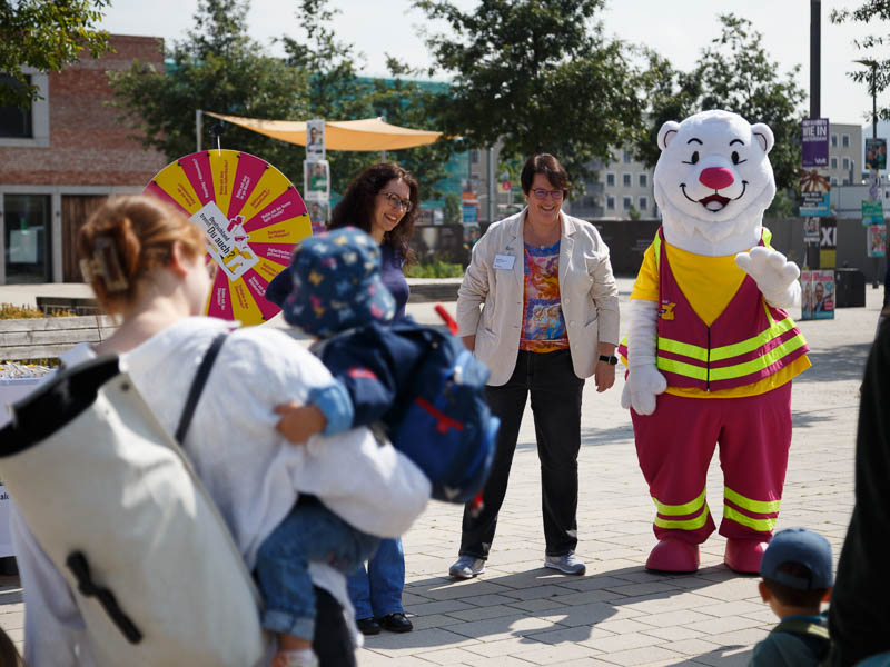 Ein Winterdienstfahrzeug im Schnee.