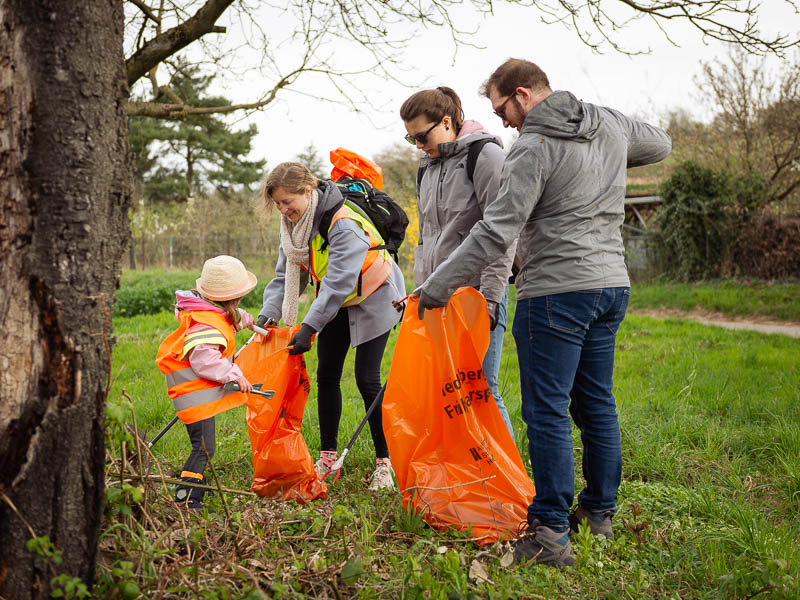Ein Winterdienstfahrzeug im Schnee.