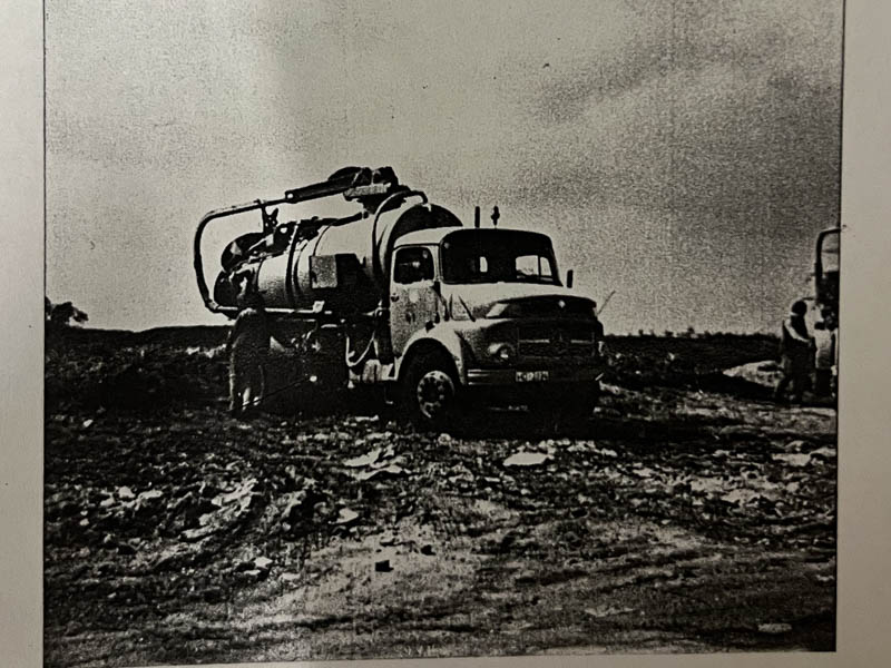 Ein Winterdienstfahrzeug im Schnee.