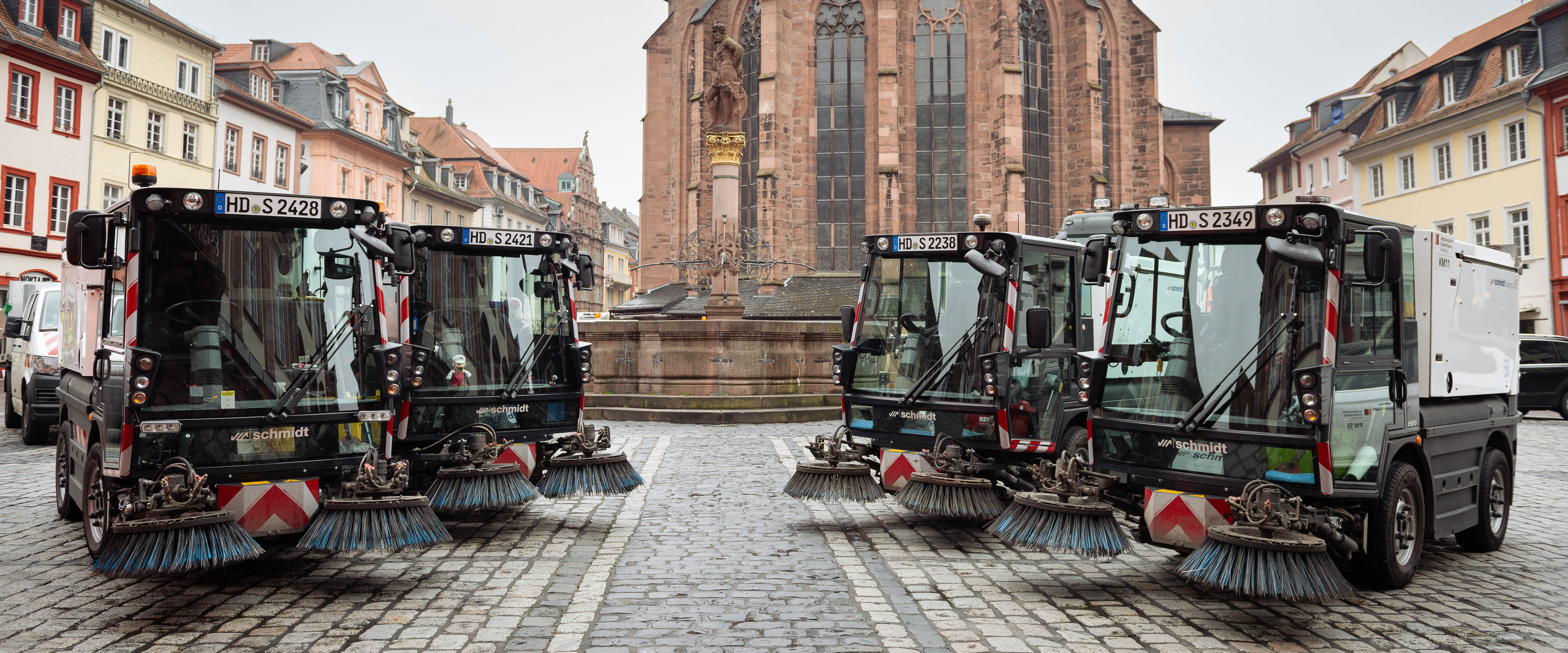 Sechs Kehrmaschinen stehen auf dem Markplatz.