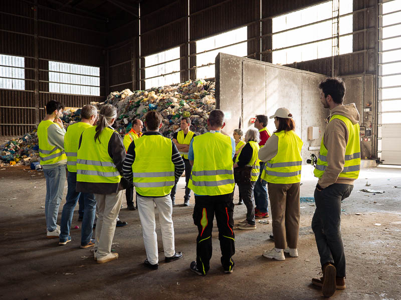 Ein Winterdienstfahrzeug im Schnee.