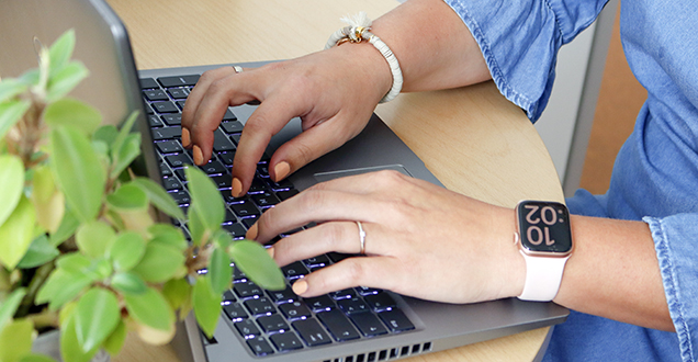 Hände auf einer Tastatur