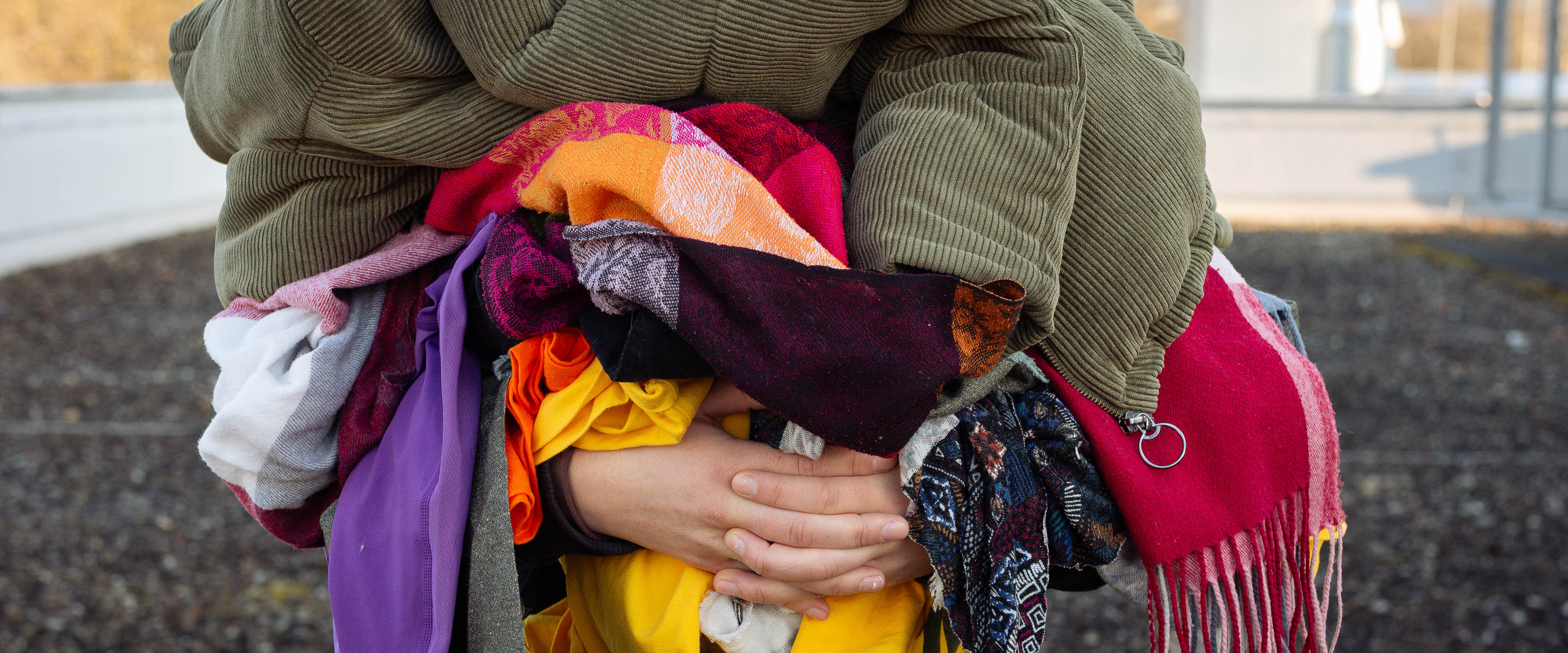 Eine Gruppe von Menschen in orangenen Warnwesten nehmen beim Frühjahrsputz teil.